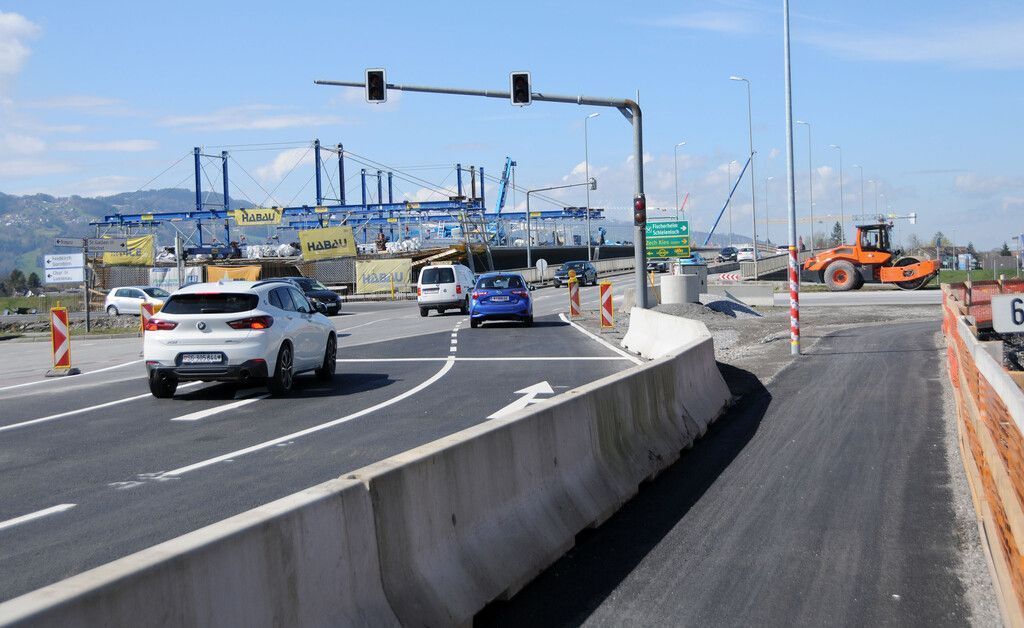 Vorsicht bei Zufahrt zur Rheinbrücke geboten