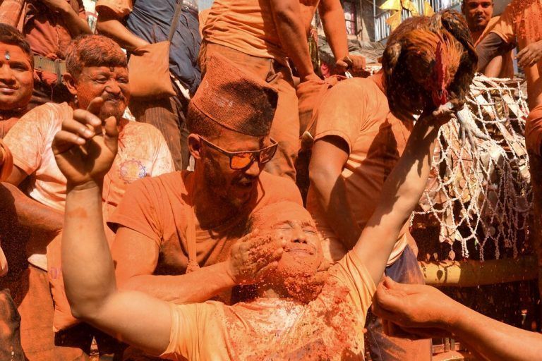 Ausgelassene Stimmung: Feiernde reiben sich beim