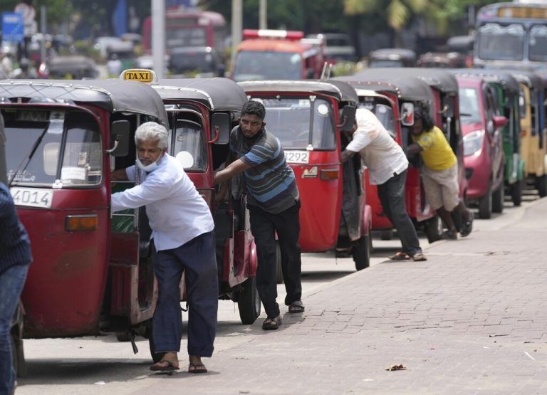 Auto-Rikscha-Fahrer stehen Schlange, um in der Nähe einer Tankstelle in Colombo, Sri Lanka, Benzin zu kaufen. AP