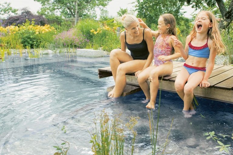 Badespaß ohne Ende: Mit den Naturpools und Schwimmteichen „made in Germany“ von TeichMeister wird das Zuhause zum Ferienparadies. epr/Balena GmbH