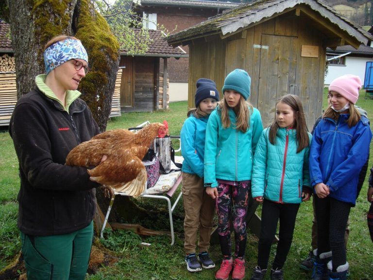Bäuerin Kerstin Kessler erklärte den Kindern alles rund ums Huhn. Anschließend durften die gefiederten Tiere auch gestreichelt werden.<span class="copyright">str</span>