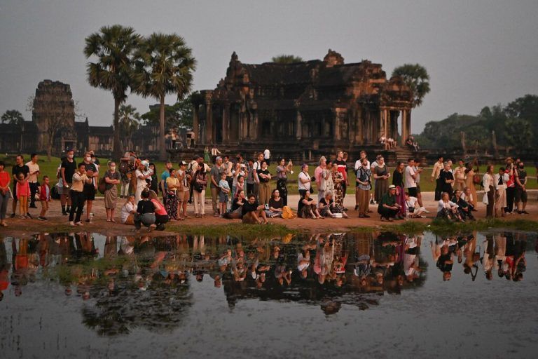 Bei der Tempelanlage Angkor Wat in Kambodscha betrachten Touristen den Sonnenaufgang. AFP