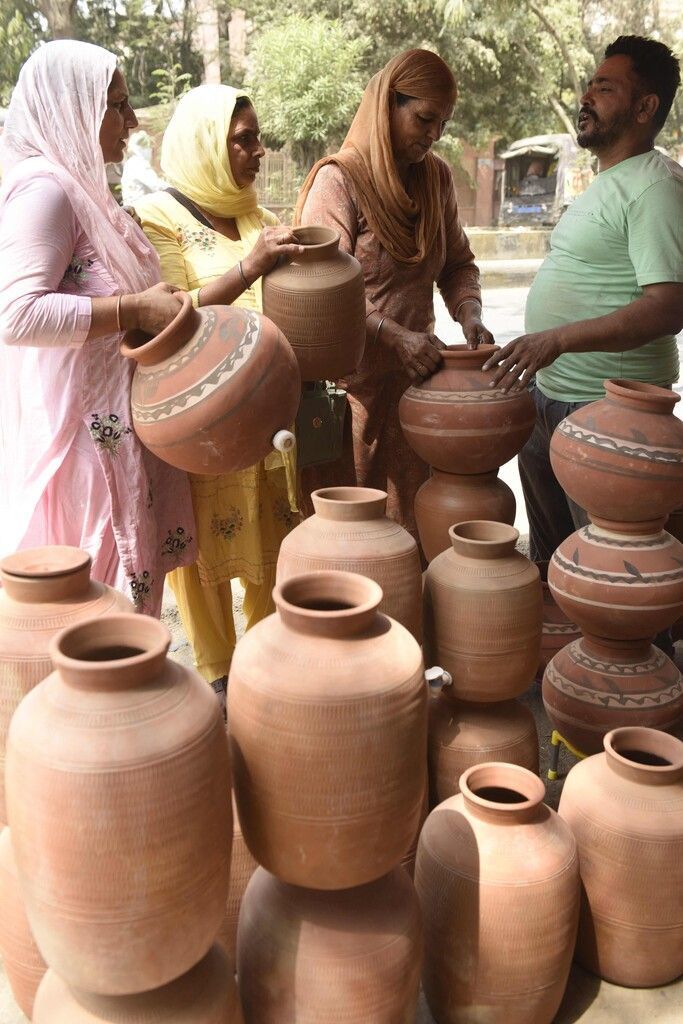Bei einem Stand in der indischen Stadt Amritsar kaufen Kunden einen Matka - ein traditionelles Gefäß für Trinkwasser. AFP