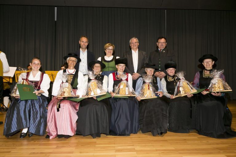 Bgm. Wolfgang Lässer, Landesobfrau Ulrike Bitschnau, LT-Präsident Harald Sonderegger und Präsident des Bundes der Österr. Trachtenverbände Rupert Klein (hintere Reihe) mit einigen Geehrten. MAthis