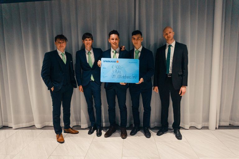 Das ausgezeichnete Team der HAK Feldkirch: Amir Öz, David Schoder, Jan Schneckenreither und Matthias Schöch mit Pädagoge Florian Schmid. HAK /FK