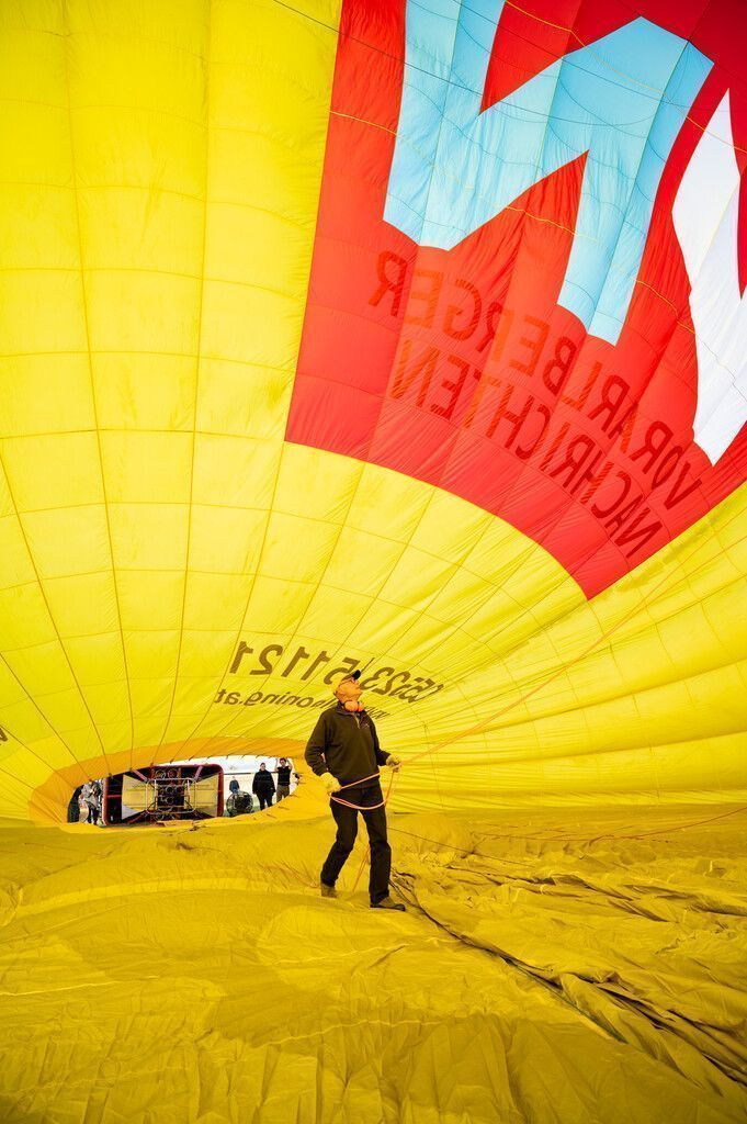 Das Rot im Logo ist wieder frisch. Eugen Nussbaumer hat den VN-Ballon auffrischen lassen.
VN/Serra, Lerch, Nussbaumer