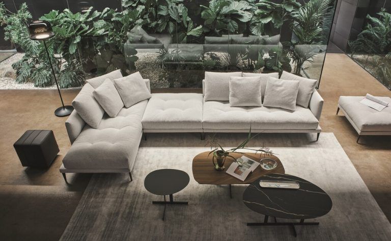 Das Sofa mit seinem schlanken und essentiellen Aussehen zeichnet sich durch einen tiefen Sitz aus, der zu Entspannung einlädt.