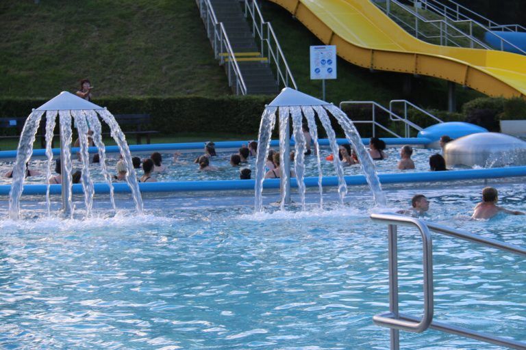 Das Wasser in den verschiedenen Schwimmbecken wird mithilfe von umweltfreundlichen Technologien erwärmt.TAY