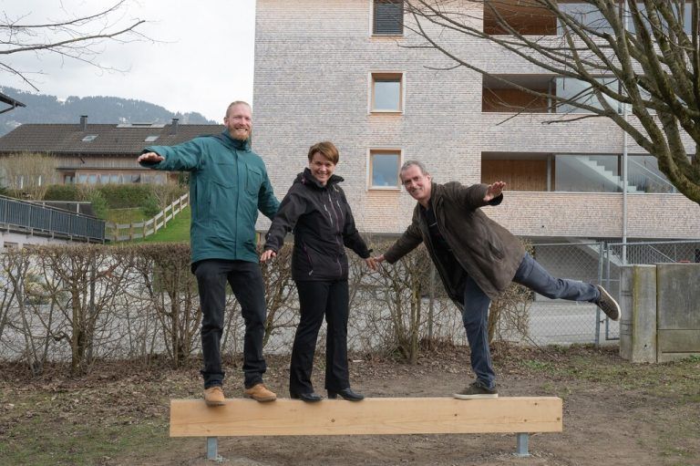 Der Balancier-Balken wurde sogleich von Benjamin Piotrowski, Klassenlehrerin Heidi Türtscher und Klaus Metzler erprobt.