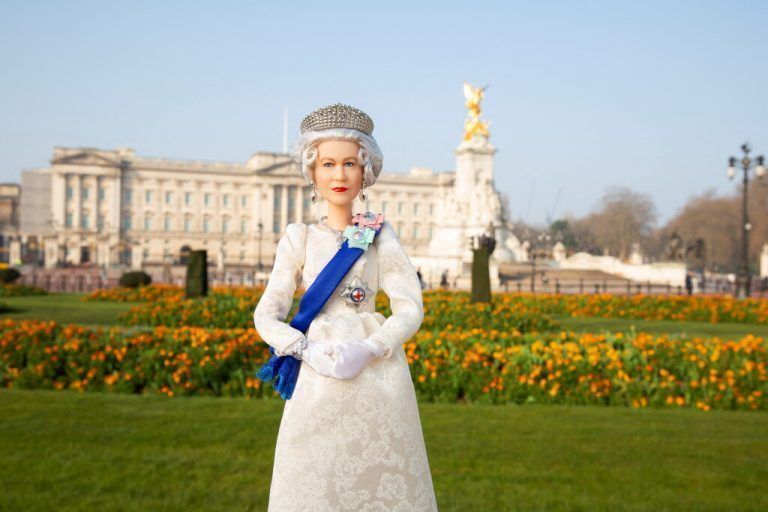 Der Barbie-Hersteller Mattel brachte zum 96. Geburtstag von Königin Elizabeth II. eine Queen-Barbie mit Diadem und eleganter Robe heraus. Reuters