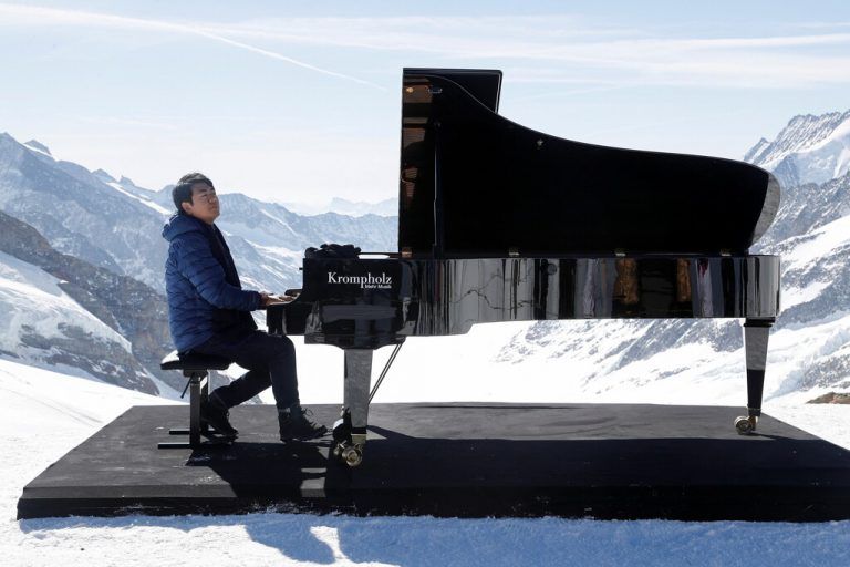 Der chinesische Pianist Lang Lang setzte sich auf dem Jungfraujoch in der Schweiz an den Flügel. Reuters
