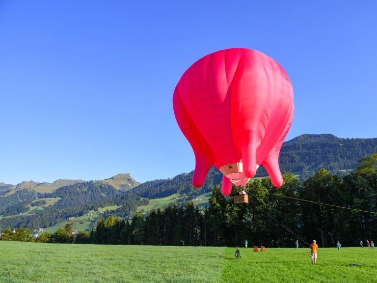 Der Euter-Ballon der Künstlerin Barbara Anna Husar wird auch von Eugen Nussbaumer betreut und pilotiert.