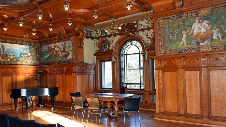 Der Musiksaal der Villa Grünau bietet eine besondere Atmosphäre. Zu den Auftretenden zählen heuer die Ensembles La Rocaille und L‘Estate Musicale. KiK