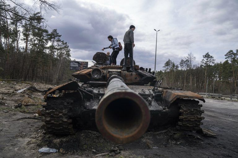 Der russische Panzer wurde bei den Kämpfen um Kiew zerstört. AP