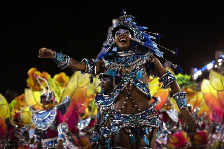 Der weltberühmte Karneval von Rio de Janeiro ist nach Corona-bedingten Ausfällen und Verschiebungen zurück. AP