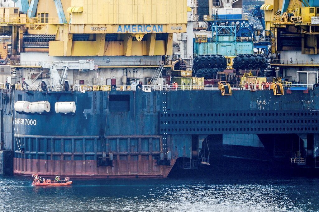 Großes Kranschiff mit Schlagseite