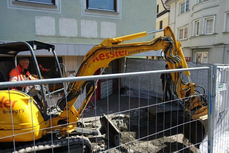 Die Bagger für die Abbrucharbeiten sind angerollt und die Gebäudeteile im Bereich der Färberstraße sind bereits entkernt.