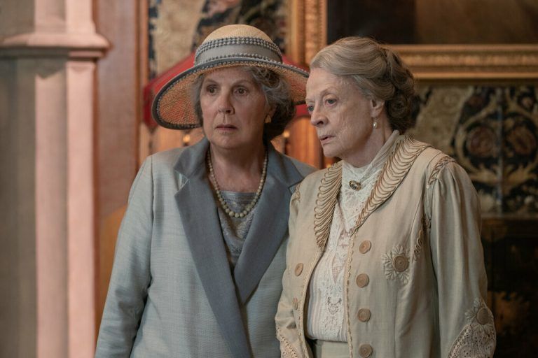 Die Dowager Countess Violet (r.) hat von einem mysteriösen Marquis eine prächtige Villa in Südfrankreich geerbt. Warum, weiß keiner so genau. Universal Pictures
