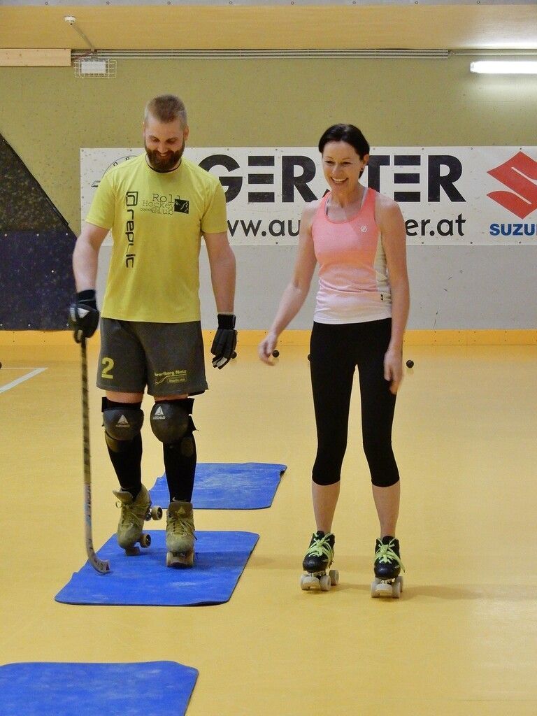 Sportlandesrätin testet ihr Rollhockey-Können