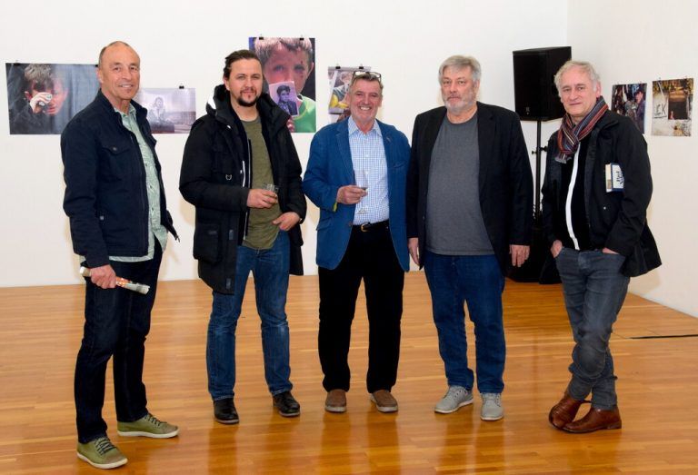 Die Fotografen Andreas Gasser, Miro Kuzmanovic und Hazir Reka mit Kulturkritiker Karlheinz Pichler und Künstler Rafet Jonuzi.<span class="copyright">SCO</span>