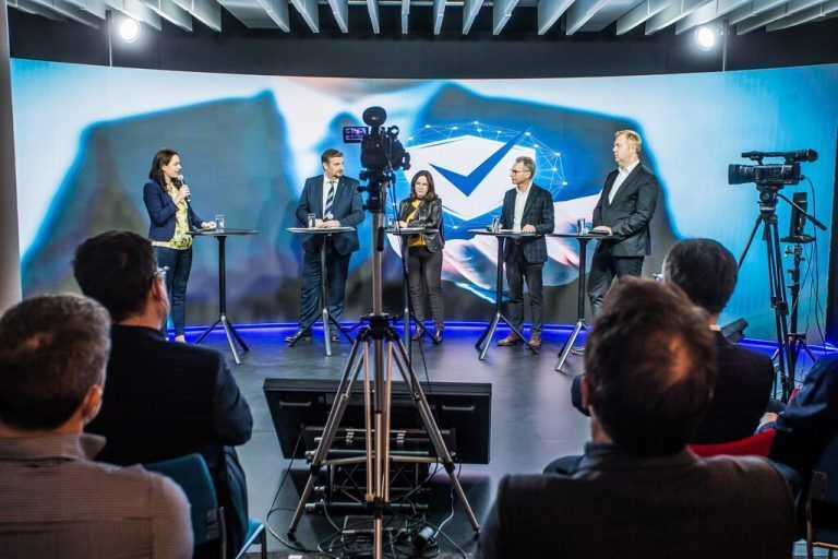 Die Gäste des Cybercrime-Talks Doris Wendler, Alexander Meier, Matthias Luger und Thomas Stubbings im Gespräch mit Hanna Reiner (VN). vn/Steurer
