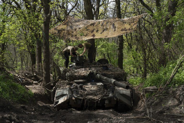 Die Kämpfe konzentrieren sich auf das Umland von Isjum und Charkiw. Hier ukrainische Soldaten in einer Kampfpause. AP