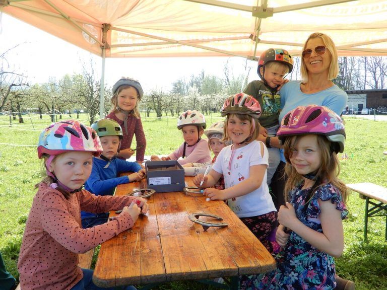Die Kinder wurden in Gruppen aufgeteilt, die sich verschiedenen Programmpunkten widmen konnten.