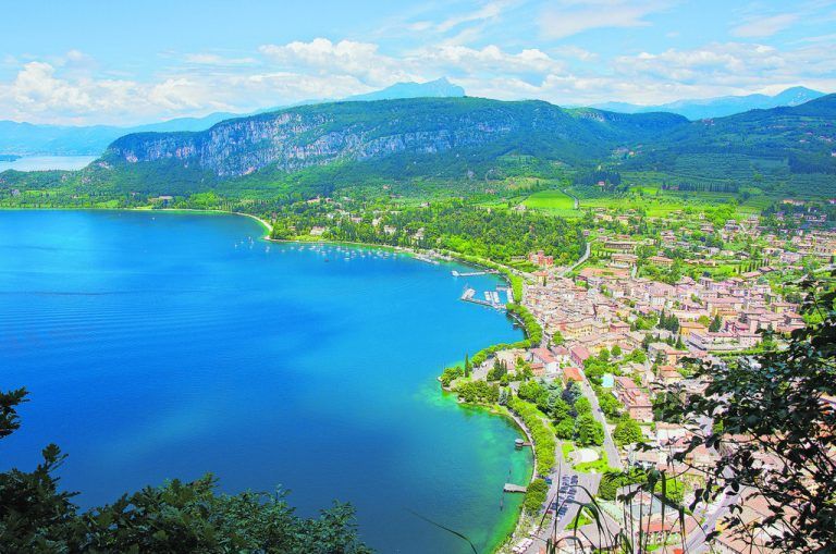 Die Nähe zu Österreich, das angenehme Klima und die schönen Orte machen den Gardasee zu einem beliebten Ziel. Shutterstock (6)