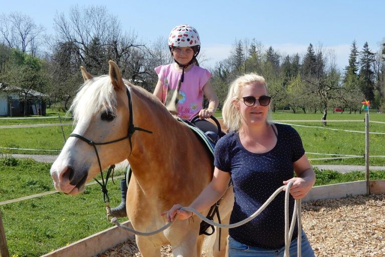 Die Pferde wurden von Reitpädagoginnen geführt.