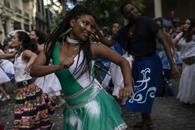 Die Proben laufen auf Hochtouren: Nach dem coronabedingten Ausfall stehen in Rio wieder die berühmten Umzüge im Sambodrom an. AP