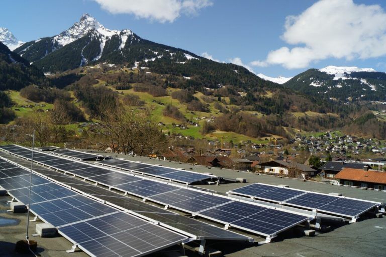 Die PV-Anlage auf dem Dach der Reha-Klinik ist seit Mitte April im Betrieb. J. Atschreiter/Reha-Klinik Montafon