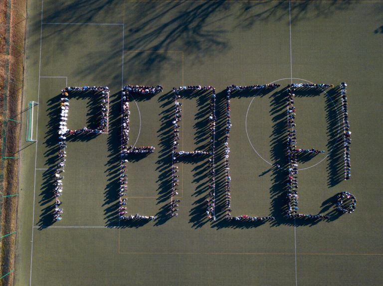 Die Schüler formierten sich zu dem Wort „Peace“, englisch für Frieden.<span class="copyright">cth (3)</span>