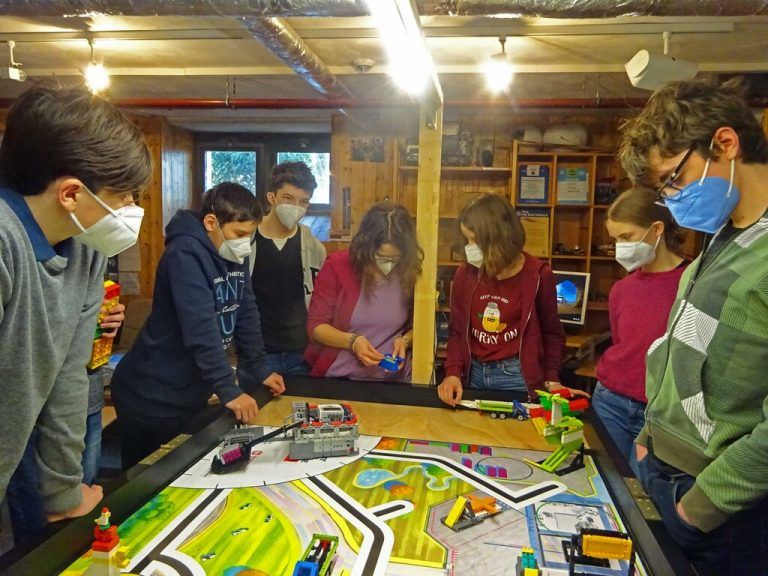 Die Schüler treffen sich regelmäßig in der Schule, um an ihren Projekten weiterzuarbeiten.