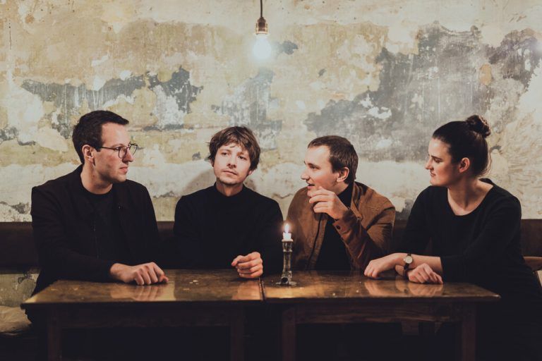 Die Songs von La Risa schimmern in allen erdenklichen Farben und Facetten, umwoben von Klavier, Bass und Drums.la risa/michael lackner