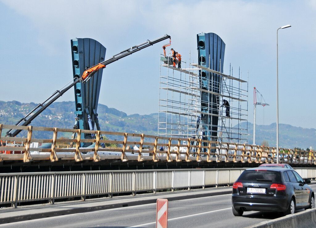 Rheinbrücke: Masten werden aufgestellt
