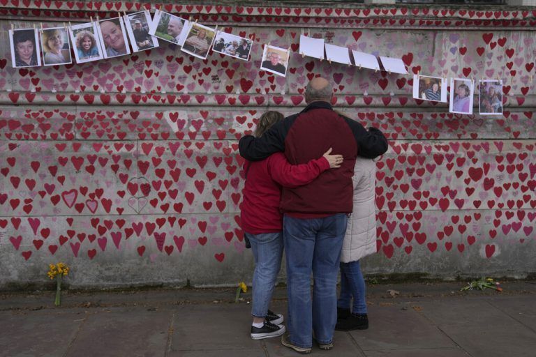 Diese Wand mit Herzen und aufgehängten Bildern in London erinnert an die vielen Opfer der Corona-Pandemie. AP