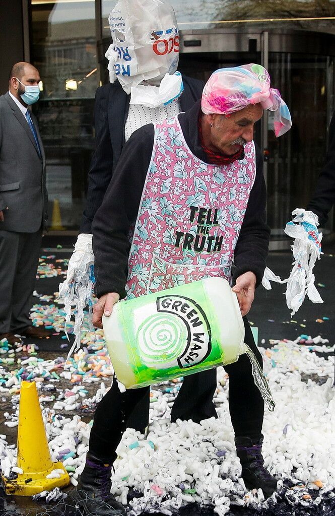 Dieser Aktivist der Umweltschützer Ocean Rebellion protestiert vor der Internationalen Seeschifffahrts-Organisation in London. RTS