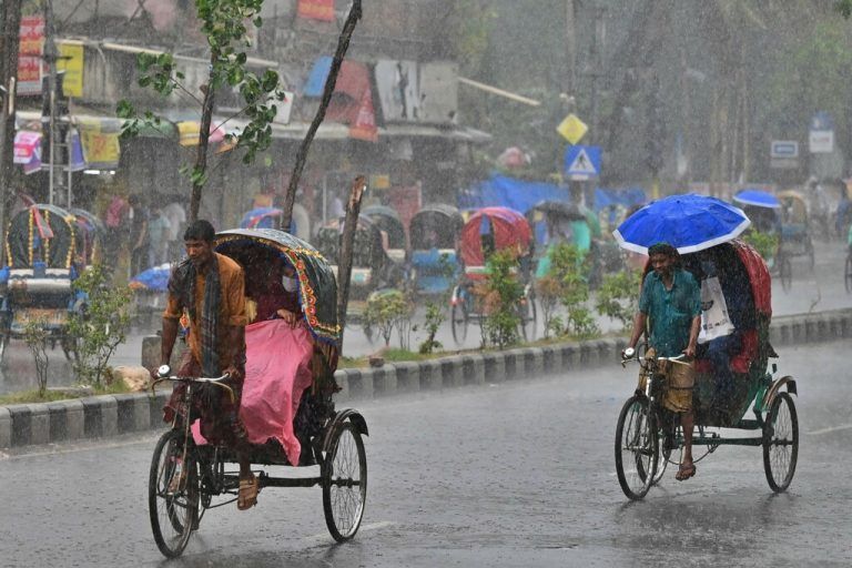 Ein Fahrradrikscha-Fahrer kämpft sich in Dkaka, der Hauptstadt von Bangladesch, durch einen heftigen Regenfall. AFP