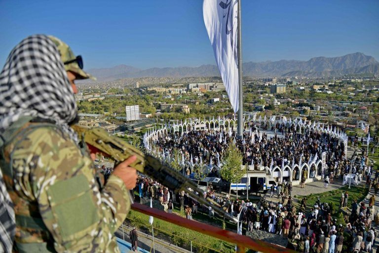 Ein Kämpfer beobachtet eine Zeremonie am Wazir Akbar Khan-Hügel in Kabul, bei der eine Flagge der Taliban gehisst wird. AFP