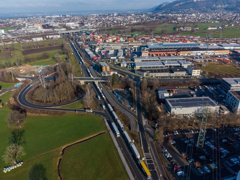 Ein nicht seltenes Bild: Lkw-Stau vom Kreisverkehr Dornbirn Nord entlang der L190. vn/Steurer