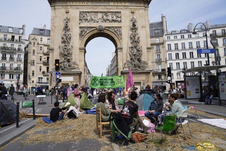Einnahme des Pariser Stadtzentrums: Aktivisten demonstrieren gegen französische Untätigkeit für den Klimaschutz. AP
