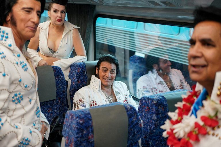 Elvis-Fans sind im Zug unterwegs zum Elvis-Festival nach Parks, New South Wales. Reuters