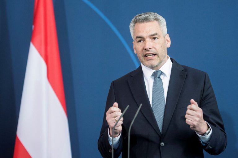 Es ist ein furchtbares Gefühl, von russischem Gas abhängig zu sein. Aufgabe als Bundeskanzler ist es aber auch, für Energiesicherheit zu sorgen. Österreich wartet auf eine schriftliche Ausführung und wird diese bewerten. Österreich ist aber nicht bereit, die Sanktionen aufzuweichen. Karl Nehammer, Bundeskanzler