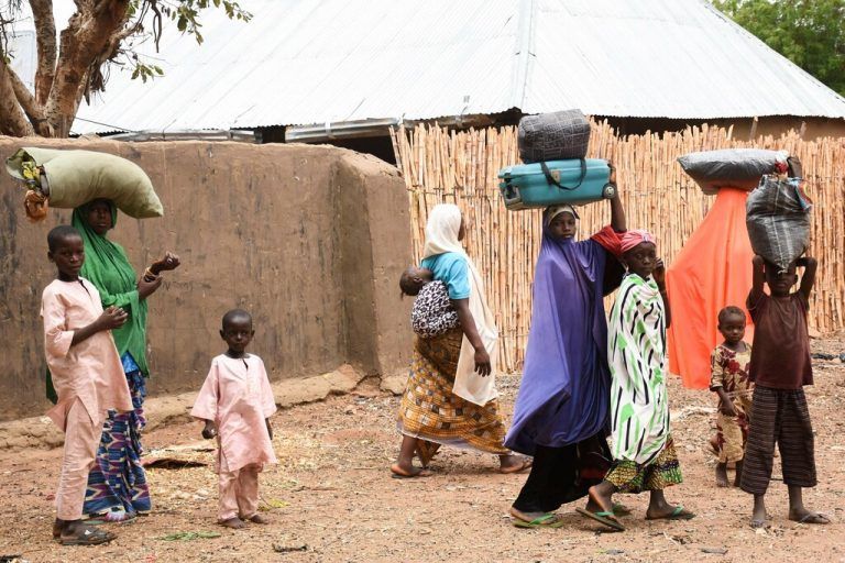 Familien verlassen ihre Heimat, nachdem unbekannte Täter Dörfer im zentralen Nigeria überfallen und über 100 Menschen getötet haben. AFP