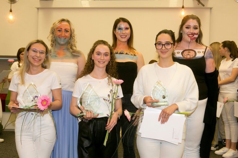 Fantasie Make-Up: Magdalena Wirth (2. Platz; dm Lauterach), Marie Winder (1. Platz; Le Duigou, Götzis), Verona Schwung (3. Platz; Müller Feldkirch).