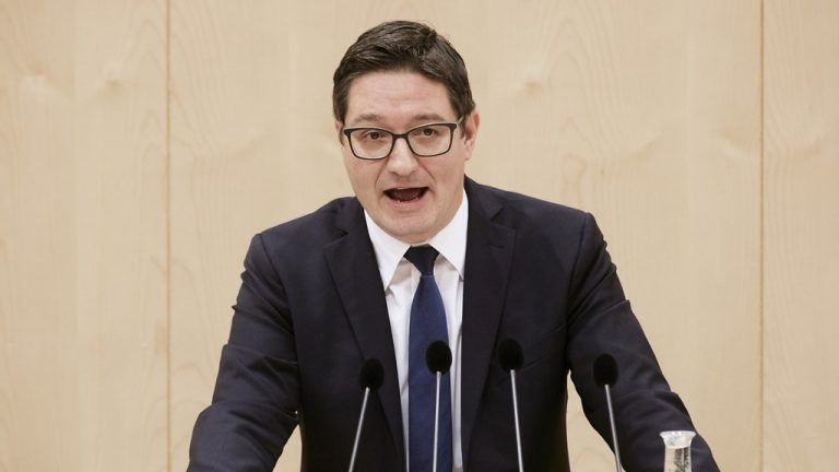 Hinter den Kulissen: Studienkollegen auf Konfrontation
