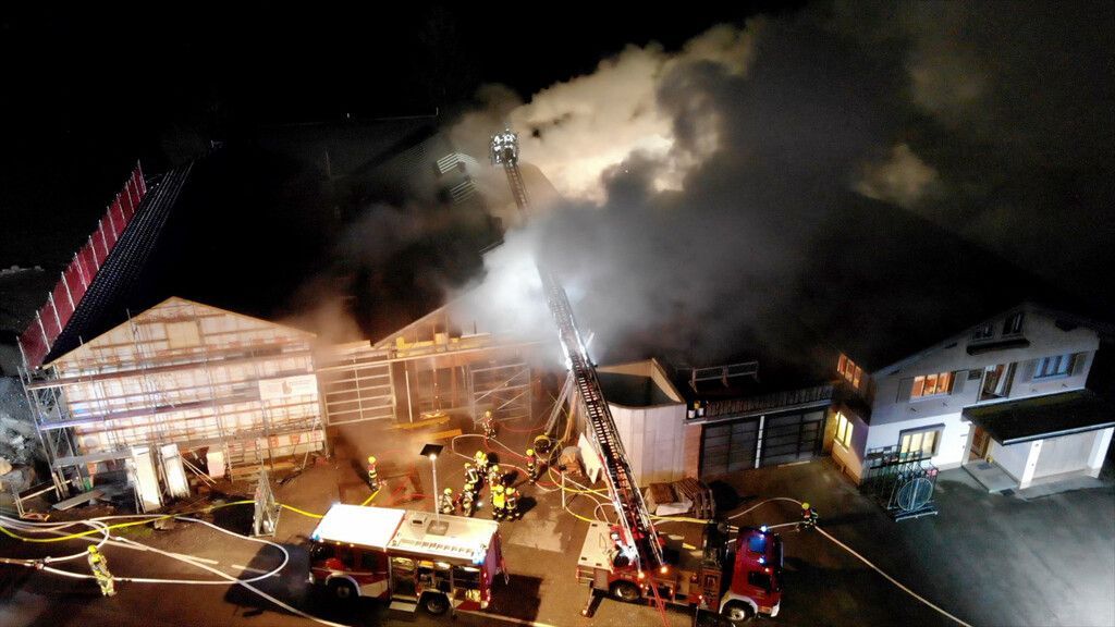 Zentrale Anlage einer  Tischlerei in Schoppernau durch Brand zerstört. »A10