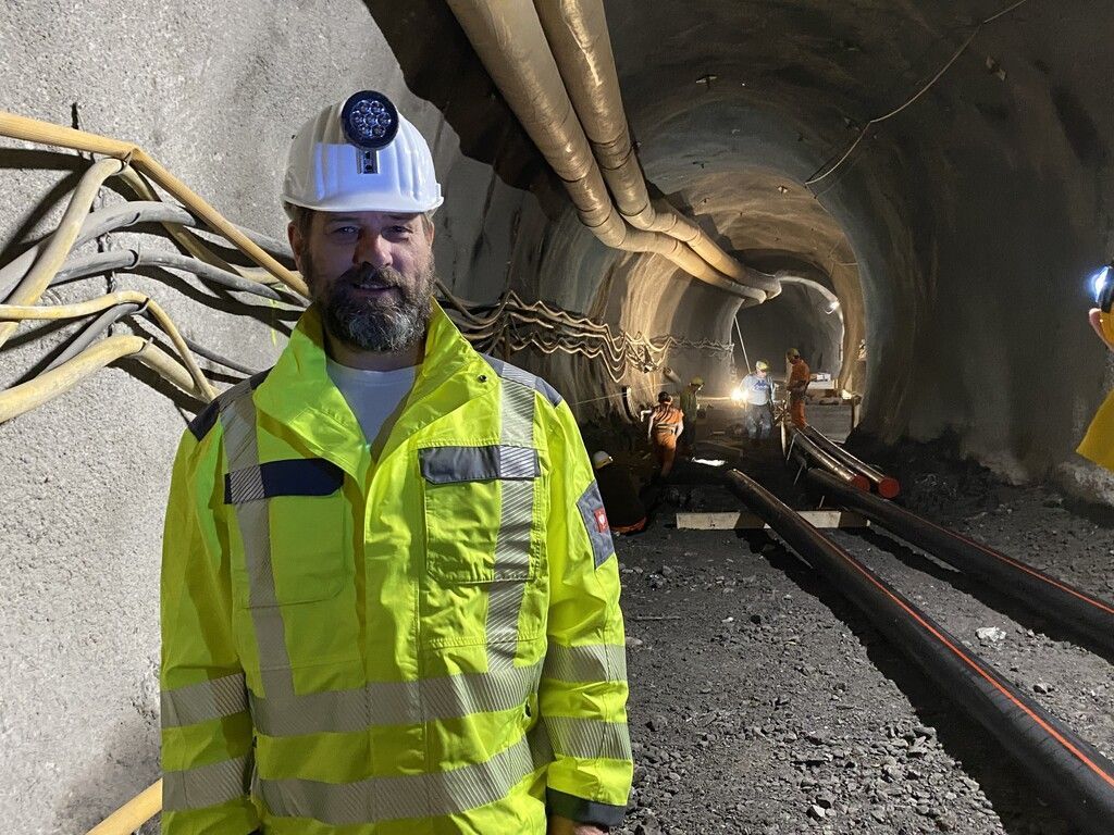 Projektleiter Bernhard Braza zeigt den Stollen des Feldkircher Stadttunnels. »A4