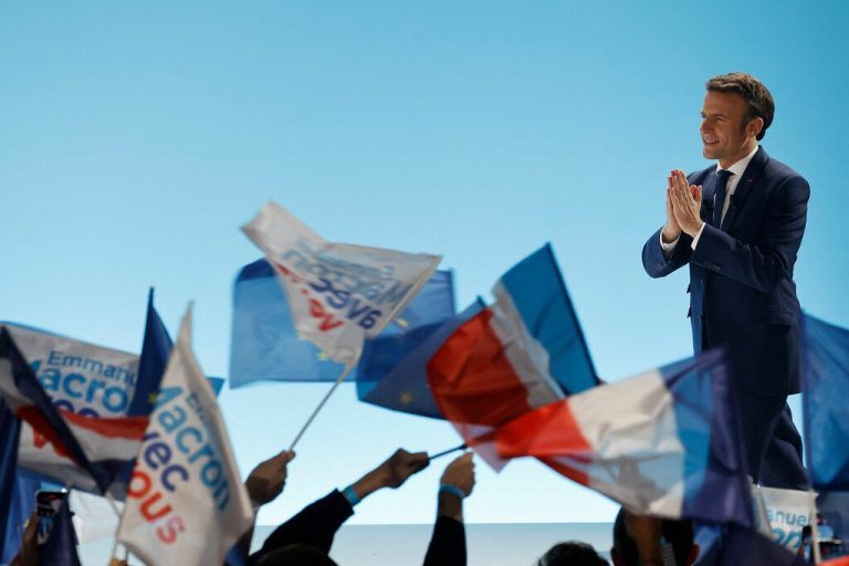 Frankreichs Präsident Emmanuel Macron dankt Sympathisanten in Paris. In zwei Wochen tritt er in der Stichwahl gegen Marine Le Pen an. AFP