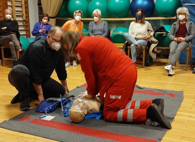 Für jede Trainingshalle soll ein Defibrillator angeschafft werden. Als Aufrischung gab es einen Erste-Hilfe-Kurs. Privat